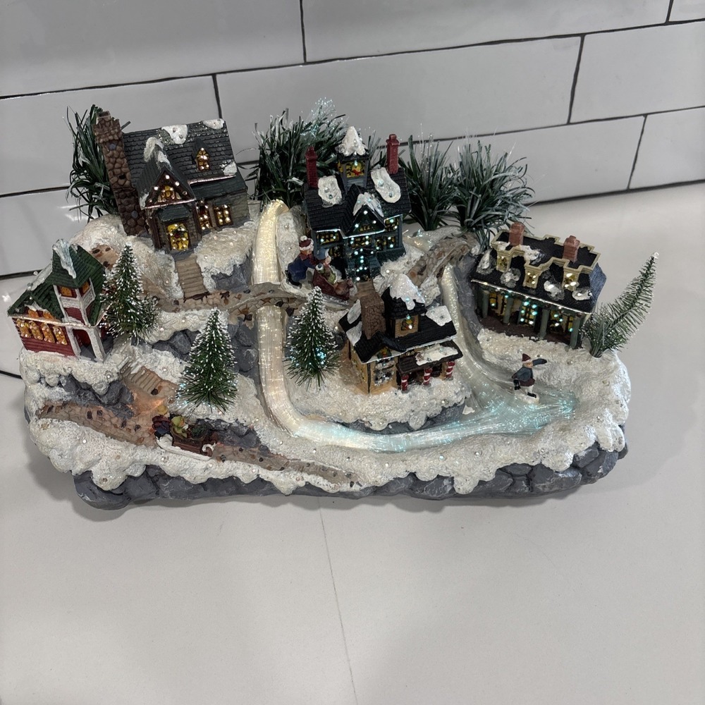 Beautiful vintage fiber optic Christmas village that light up the city-Avon 2003